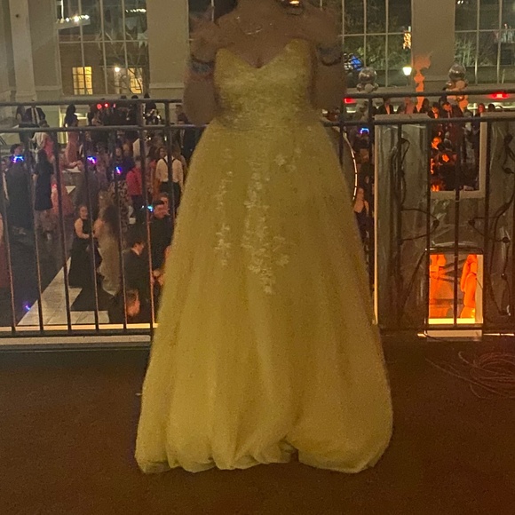 Yellow prom dress don’t need it anymore - Picture 1 of 3